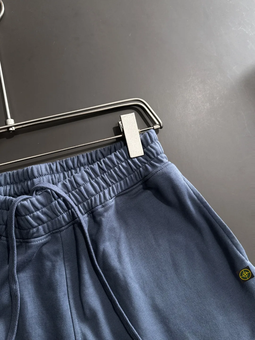 🅿️330 shipped next day, high quality Stone lsland/stone island 2025 spring and summer new style casual solid color loose shorts with elastic band, two needle stitches at the hem of the trousers, fine and firm stitching, custom-made fabrics at the counter, high breathability and comfort, impeccable details, brand element design concept, reflecting high quality. It feels delicate and soft! It presents a casual cut and the upper body shape is great! Size: S-XXL